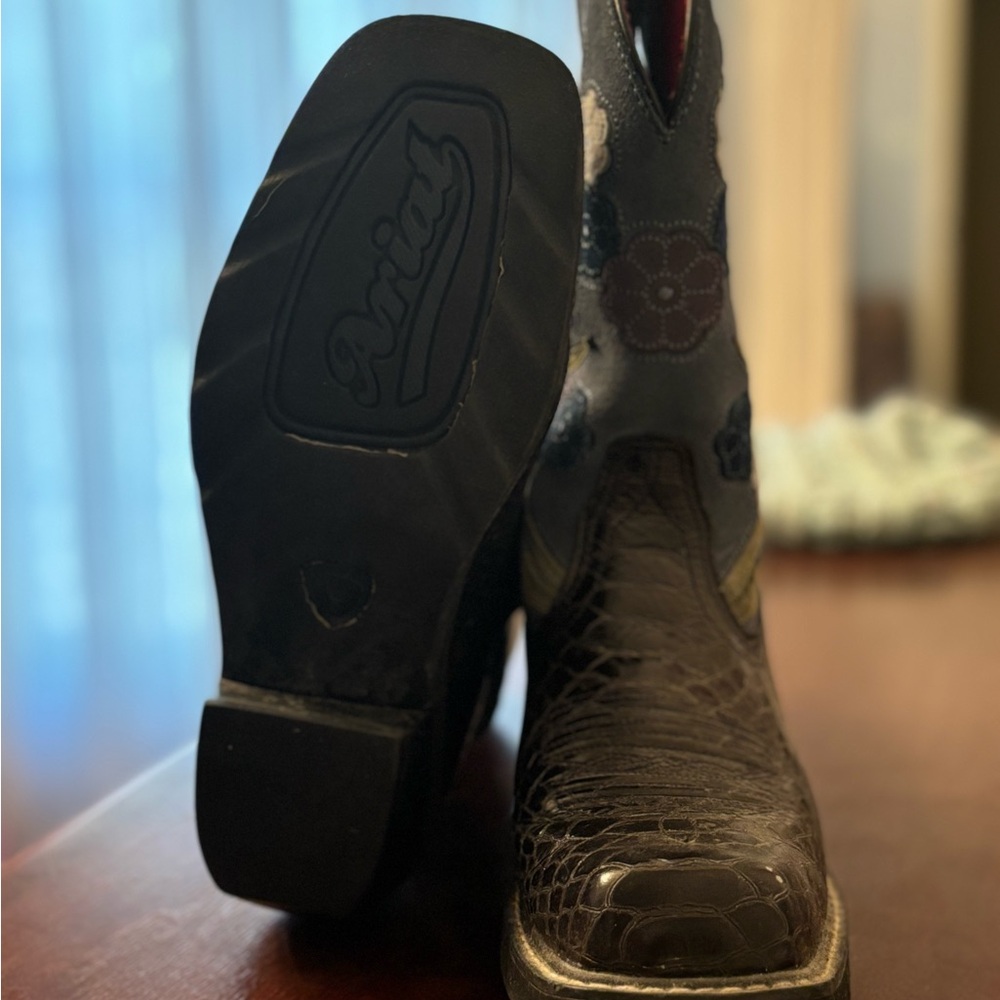 Boots - Picture 2 of 6